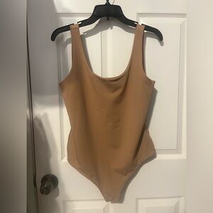 Express Body contour high compression scoop neck bodysuit